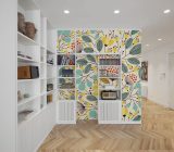 DIY library: give life to your shelves with wallpaper