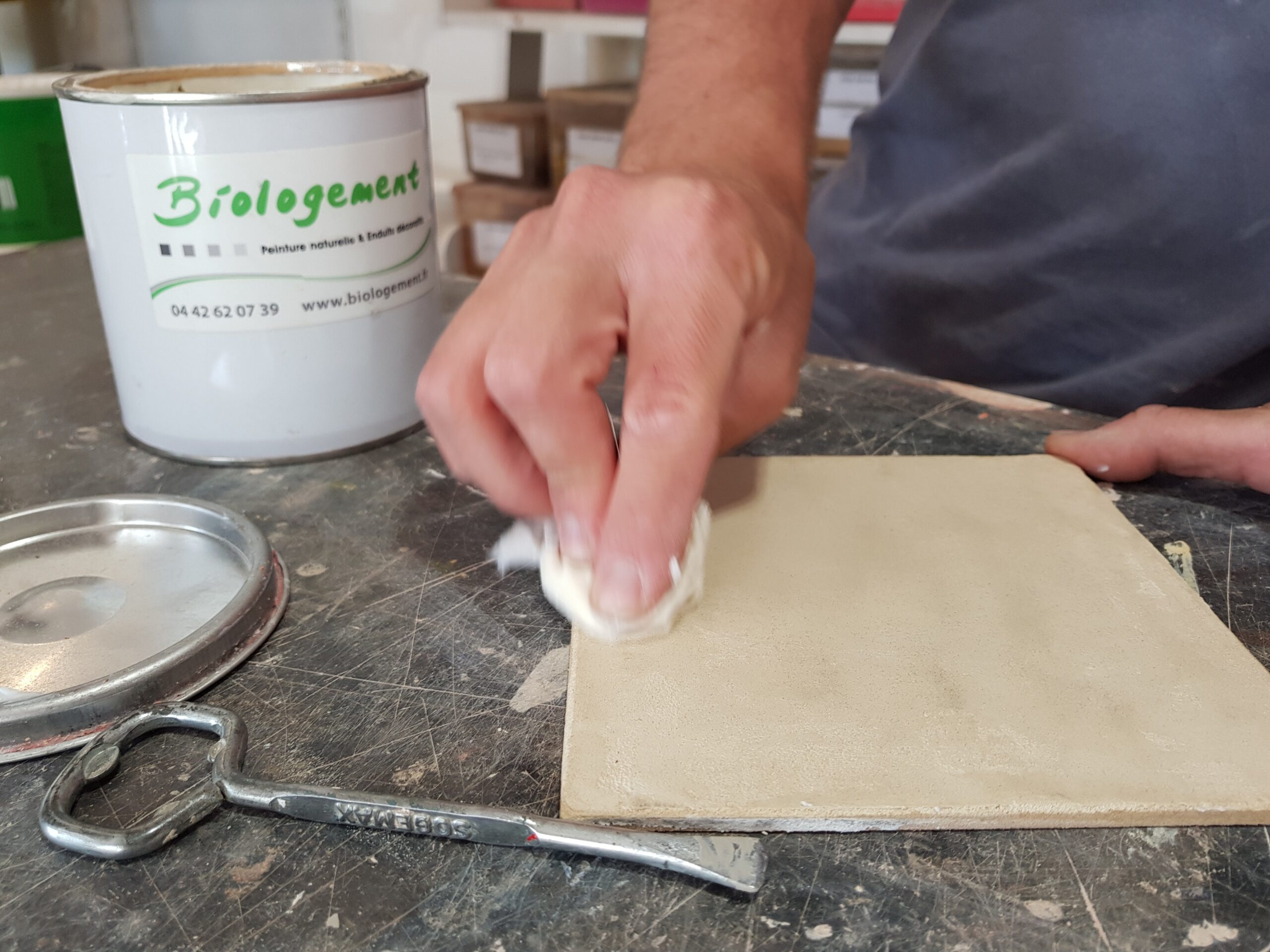 Waxed concrete coloring, give life to your interior